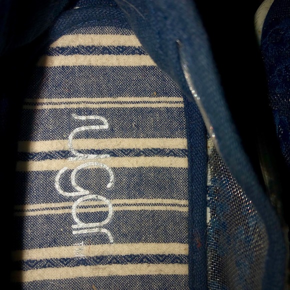 Fun and Airy Casual Sneakers - NEW - Picture 3 of 3